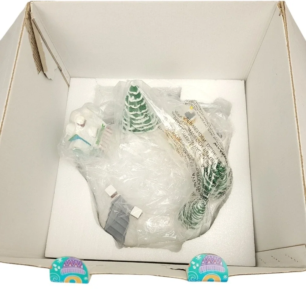 Scentsy Skate The Day Away 2021 Holiday Warmer w/ Moving Skaters Xmas Open Box